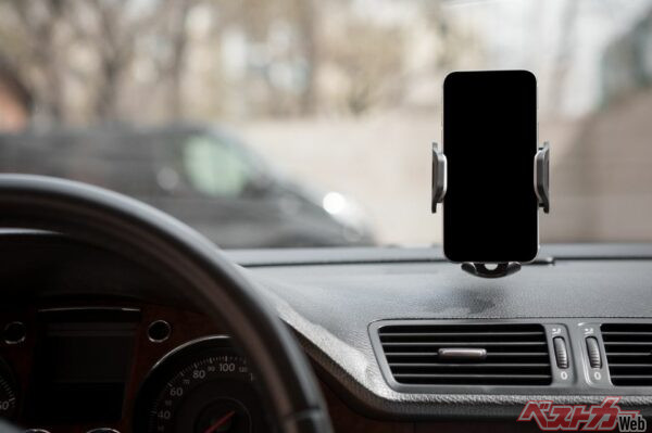 最近は車内ガシェットとして「スマホホルダー」が一般化。特に直射日光があたる場合は、クルマを離れる場合は必ず持って出ましょう。また走行中も温度管理に注意を