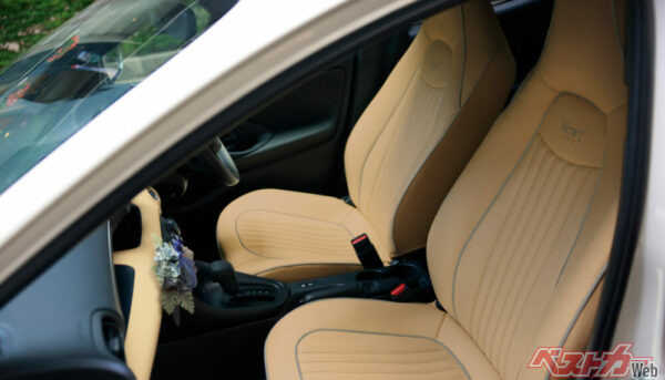 注目のレザーシート。グレーのパイピングとステッチが光る