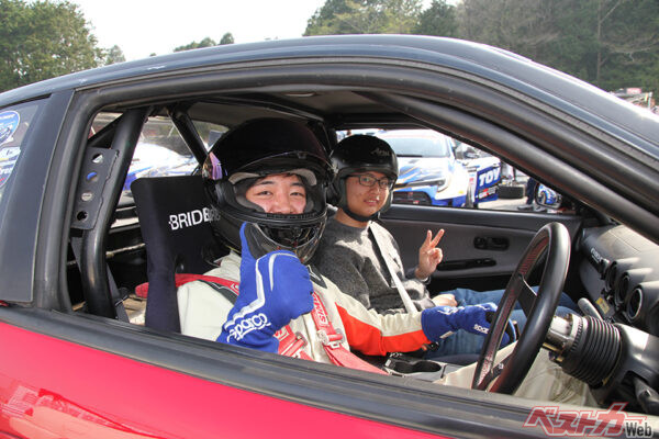 ちなみに「横乗り」とは、自動車部の学生が使う言葉で、体験者を横（助手席）に乗せ､高速度での走行を味わってもらうこと。百聞は一見に如かずで、多くの学生が入部を決めるという