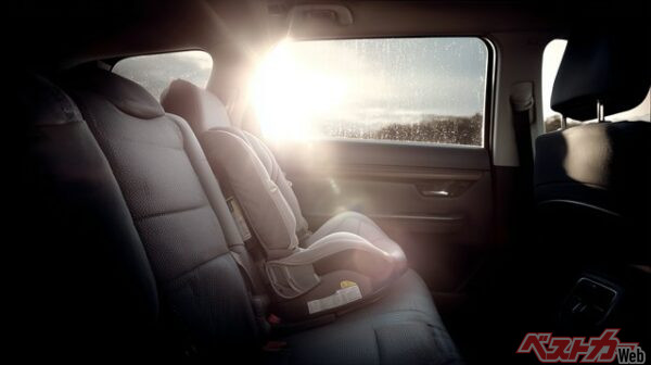 車内が高温になるまでそこまで大きな時間はかからない。環境次第では15分で60℃弱に達する（Flower images＠Adobe Stock）