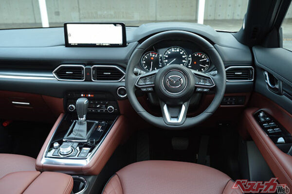 現行CX-5のインテリア。マツダは国産車のなかでも欧州メーカーに近いデザインだが、色落ちをはじめ劣化スピードが早いのがネック
