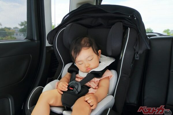 遊び疲れて眠くなってしまうことも増えるだろう。車内で待つとお子さまが言っても、決してそのままにしてはいけない(Potos@Adobe Stock)