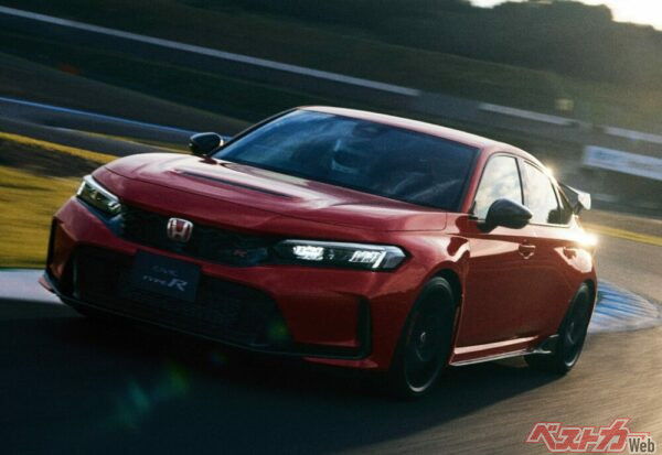 シビックタイプRレーシングブラックパッケージは599万円。現在受注停止している。大手中古車情報検索サイトでは699万～710万円