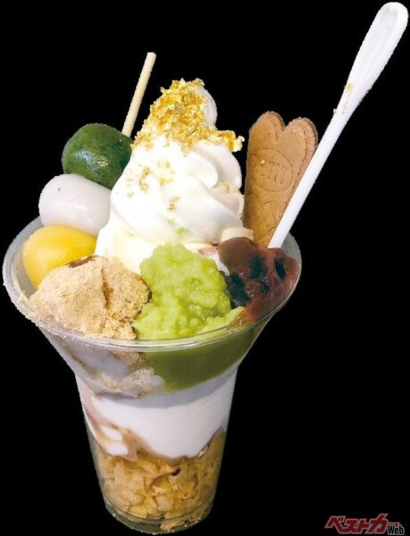 「黄金ソフトNEO」（税込み850円）金色堂をイメージし、金粉をふりかけた豪華な一品。岩手県産牛乳を使った「ふるさとソフト」をベースに、西和賀町のわらび餅や芽吹き屋3色団子をのせている。東北道前沢SA下り