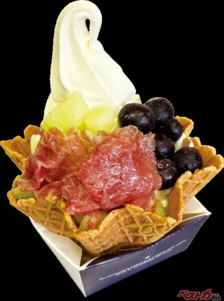 「前沢牛生ハムソフト」（税込み700円）岩手県産牛乳を使った大人気の「ふるさとソフト」に、地元のブランド牛「前沢牛」の生ハムをトッピング!?　フルーティーなメロンとブルーベリーを添えて。この組み合わせ、意外とアリかも。東北道前沢SA下り