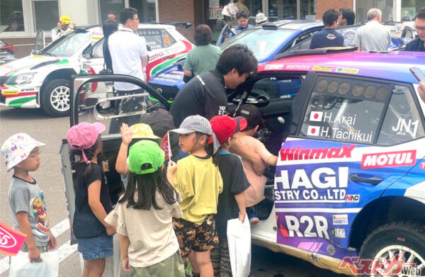 子どもたちと触れ合うヒロキ選手