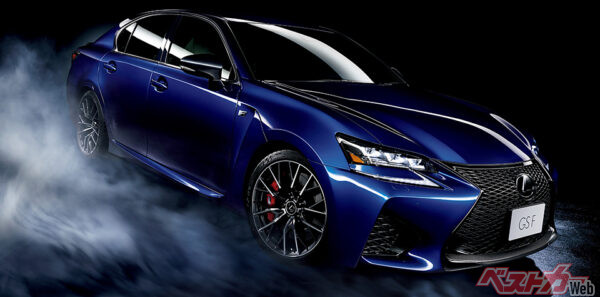 ハイパワーに合わせ足回りも強化。ブレーキは前に対向6ピストン、後に4ピストンのキャリパーを採用