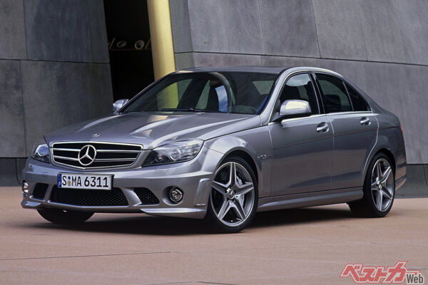 457ps/61.2kgmを発生する6.2L・V8エンジンを搭載するC63 AMG