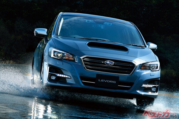 300ps/40.8kgmを発生する高性能グレードとして2Lターボ車が用意された先代レヴォーグ