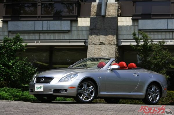 見た目は4代目ソアラと大差はないものの細やかな変更はされているようだ。画像はレクサス SC。真っ赤な内装がはっきりと主張している