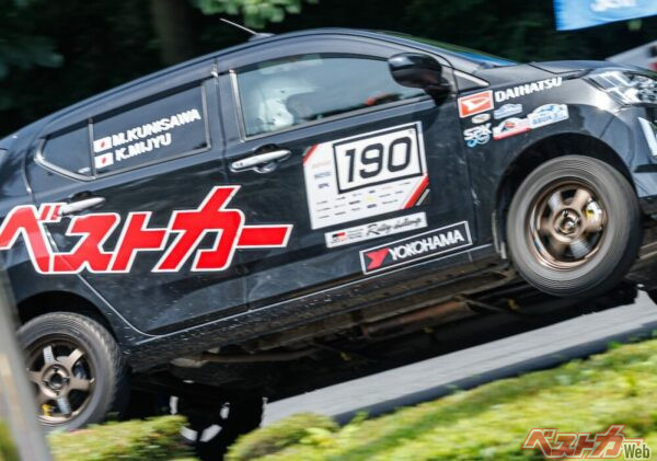 「ミライースターボ」の片輪走行に驚嘆!!!　「ダイハツ×日産校」劇的コラボも!!　若手ジャーナリストも躍動で未来は明るい!!?