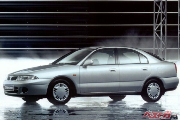 欧州では1995年に登場。ランサーやミラージュとギャランの間を埋めるポジションだった