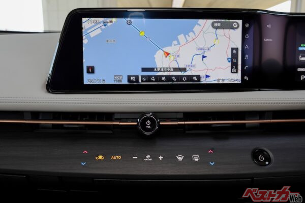 物理スイッチを廃止した日産アリアのインパネ。エアコンの温度調整などが物理ボタンほどのように容易に調整できないのがネック