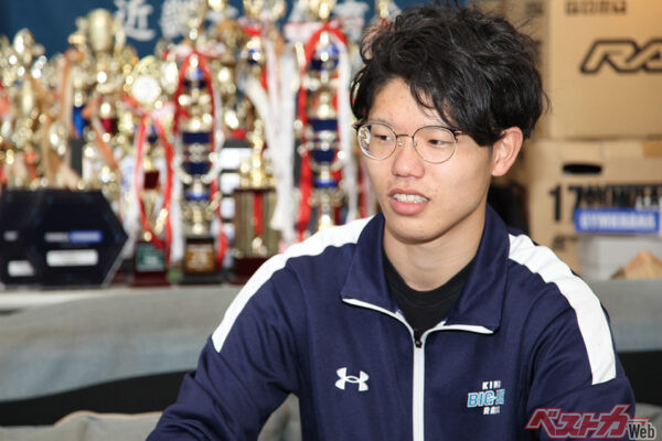 47人の部員を引っ張る主将の辻野さん。普段はスイフトスポーツに乗るFF乗りだが、FRのGR86も乗りこなす