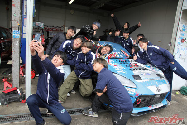 ノリのよさも近大自動車部の特徴。積極的に楽しもうという気持ちがあるから場が盛り上がる。燃料高に負けずに頑張れ！