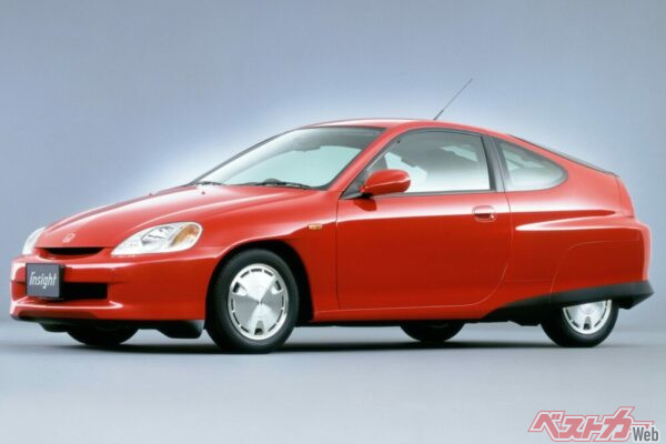 まさにホンダの技術の粋が詰まったクルマだろう。ホンダの名車ワンダーシビックも燃費向上を突き詰めた結果ボンネットが低くなったという