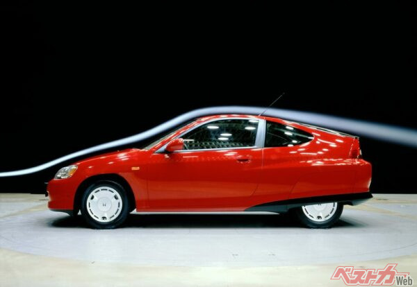 登場当時リッター35kmで世界を驚かせた初代インサイトも徹底して空気抵抗を低減させようとした