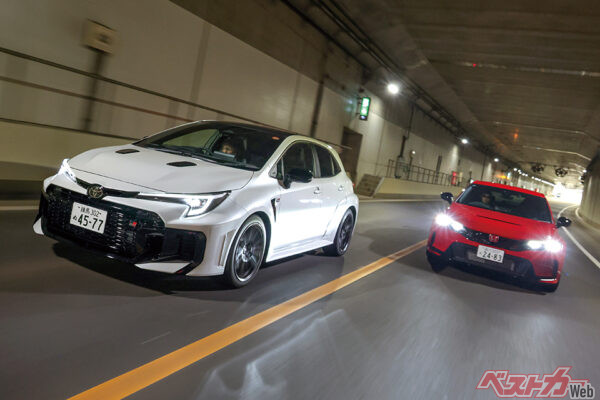 2024年1月に「レーシングブラックパッケージ」が追加されたホンダ シビックタイプR（右）。軽快さではGRカローラに分があるが、加速感ではタイプRか