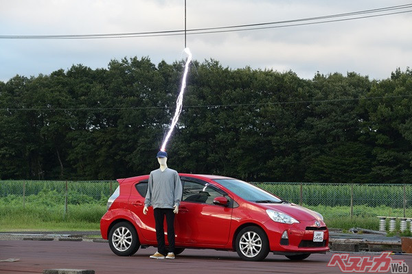 雷は高い方へ落ちる性質がある。このように乗用車のケースだと雷が直撃というパターンも