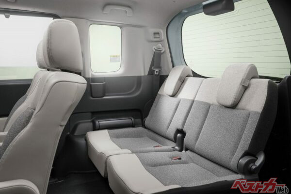 フリードの3列目シート。シートの座面クッションの厚みが確保されており、サイドの窓も広いため、先代よりも3列目の解放感が向上している