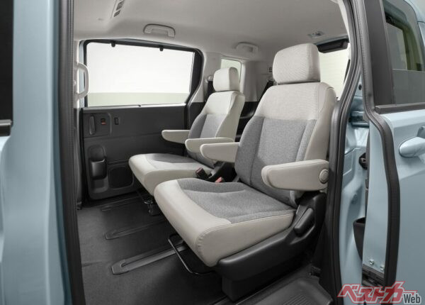 6人乗り車のセカンドキャプテンシート。7人乗り車のセカンドベンチシートと比べると、はるかに座り心地がよい。シエンタにはこのキャプテンシート仕様はない