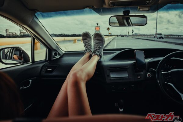 助手席に足をのせている行為は違反？（Adobe Stock@<br>phaisarnwong2517）