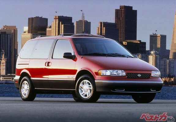 日産 クエスト。ボディサイズは全長4835×全幅1870×全高1770mmと大柄で、7人がゆったりと乗ることができるスペースが備わっていた