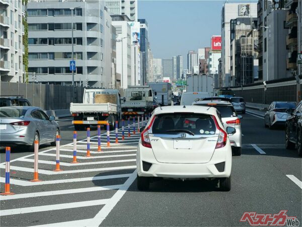 渋滞しやすい合流地点。1台ずつファスナーのように合流するとスムーズに流れやすい(nanohana@Adobestock)