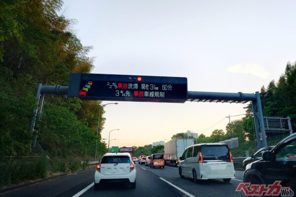 合図のミスが迷惑運転に!?　ウインカーとハザードランプの最適解