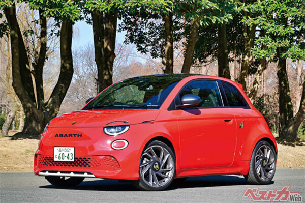 アバルト 500e。155ps、235Nmのモーターでキビキビ走る。疑似的なエンジン音が加速の度合いにリンクして聞こえるのが面白い