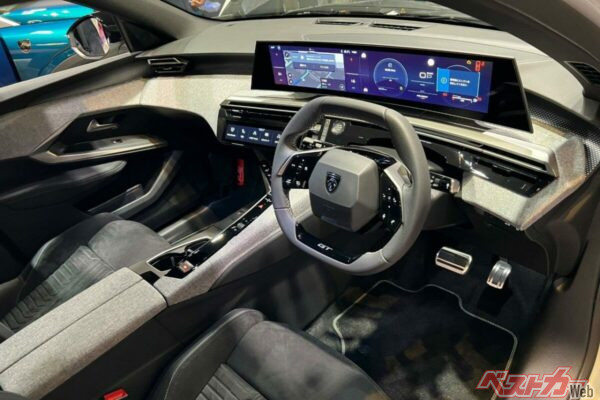 パノラミックスクリーンとi-Cockpitを融合した「パノラミックi-Cockpit」。エアコンなどは物理スイッチでの操作が可能で使いやすい