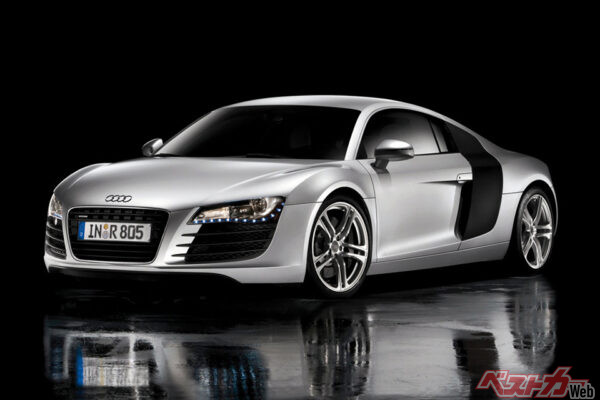 アウディ R8（初代　注目相場：730万円～890万円）。全長4440×全幅1905×全高1250mm、4163cc、V8（430ps/430Nm）、7速AT