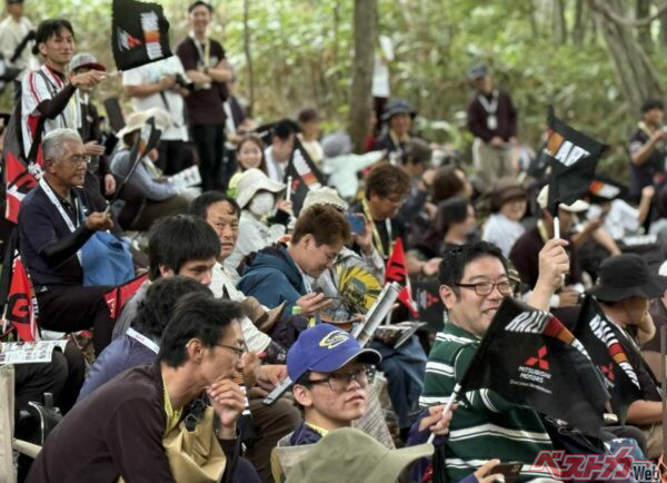 見てよ、このラリーアート旗の数を!! トライトンはじめエクリプスクロスPHEVなど三菱車が走るたびにラリーアートの旗が振れる振れる!! これは嬉しすぎるぜ!!!!!!