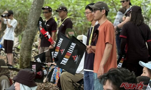 ラリー・カムイやラリー北海道のギャラリーステージには、ラリーアートの旗を振って応援するファンが多数詰めかけた。新たなラリーアートの歴史をトライトンが築いている