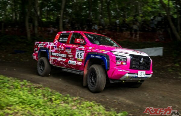  とにかくモモトンは超目立つ!! 巨大ボディゆえ、ひとつひとつの挙動の迫力ときたらギャラリーも湧き立つほど!!