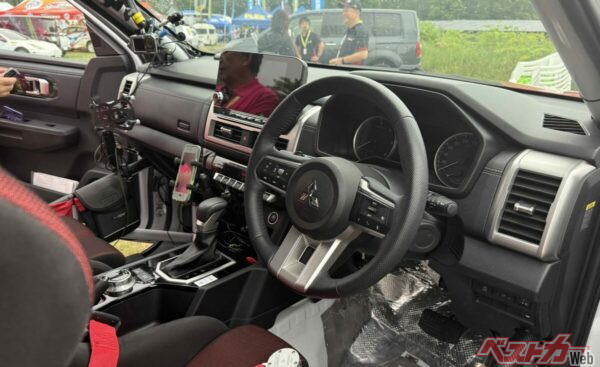 コラムではなくステアリング後ろにパドルシフトを装備
