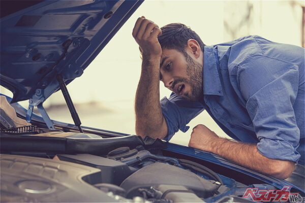 夏場は電装品の使用が増えバッテリー負荷が高まってバッテリー上がりを起こしがちだ（pathdoc@Adobestock）