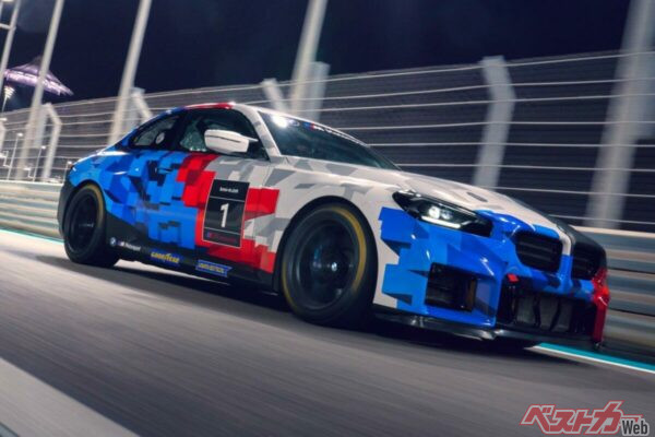 発表された「BMW M2 Racing」。コンパクトなボディに、セグメント唯一の後輪駆動コンセプトと約50：50の理想的な前後重量配分により俊敏なハンドリングを実現