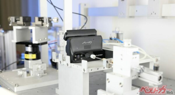 ボタンのテストを実施している風景。これを24時間稼働で動かすという(提供:MiTac)