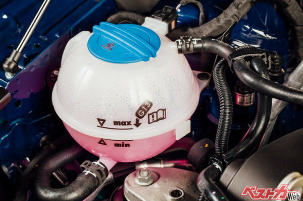 クーラント液を見て汚れがないか減っていないかチェックしよう(nikkytok@Adobe Stock)