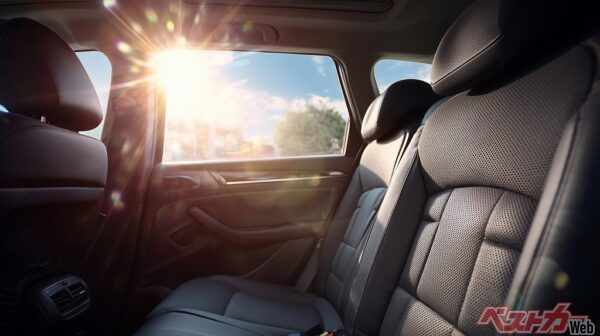 一刻も早く車内を快適な温度にするには、「こもった熱を外に出すこと」が先決（PHOTO：Adobe Stock_Flower images）