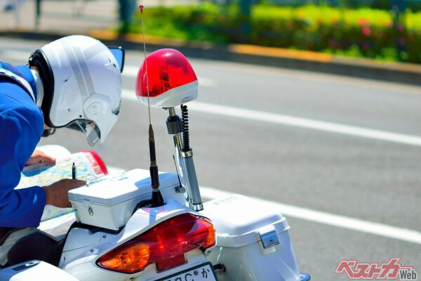 通称「青切符」といわれる反則金制度は、反則金を納付することで、刑罰が科されることを免れることができるという制度（PHOTO：Adobe Stock_Paylessimages）