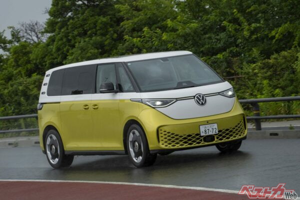 シート設定は自由自在、5m近くある車内空間を余すことなく使用することができる