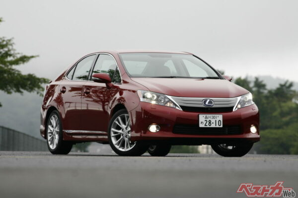2009年登場レクサス HS。ハイブリッドカーブームの影響か注文が殺到したという