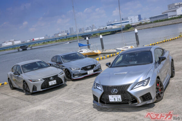 シート設定は自由自在、5m近くある車内空間を余すことなく使用することができる