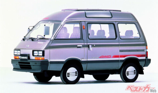 ベースは農道のポルシェことサンバーのワンボックスタイプである4代目サンバートライ。初代ドミンゴは1983年登場。