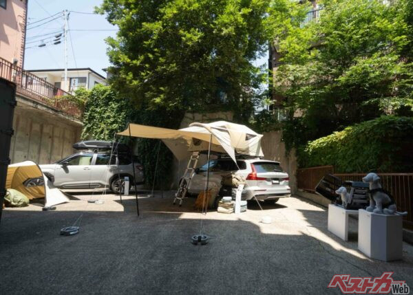 写真右に見えるドッグクレート