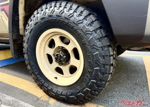 ルックスもかっこいいオープンカントリーR/T トレイルを装着。オフロードも走るのでタイヤは大切だ