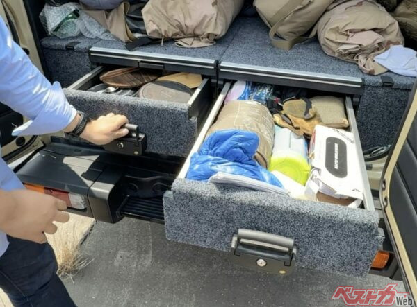 これがドロワー。組み立ては大変だったが使用感はグッド。必要なグッズへのアクセスが改善されたぞ