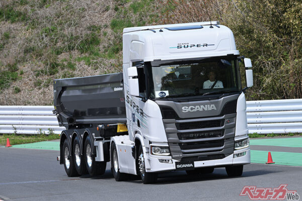 新型スカニア スーパー。すっきりとした北欧デザインの美しさが目を引く。この美しい車体に13L直6ターボのパワーを秘める